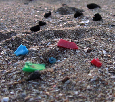 Microplastics nanopalstics op het strand milieuvervuiling