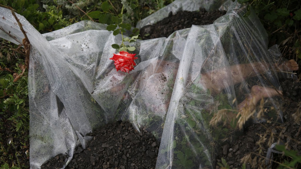 Slachtoffer op de crashsite van MH17. Foto Maxim Zmeyev, Reuters, 18 juli 2014.